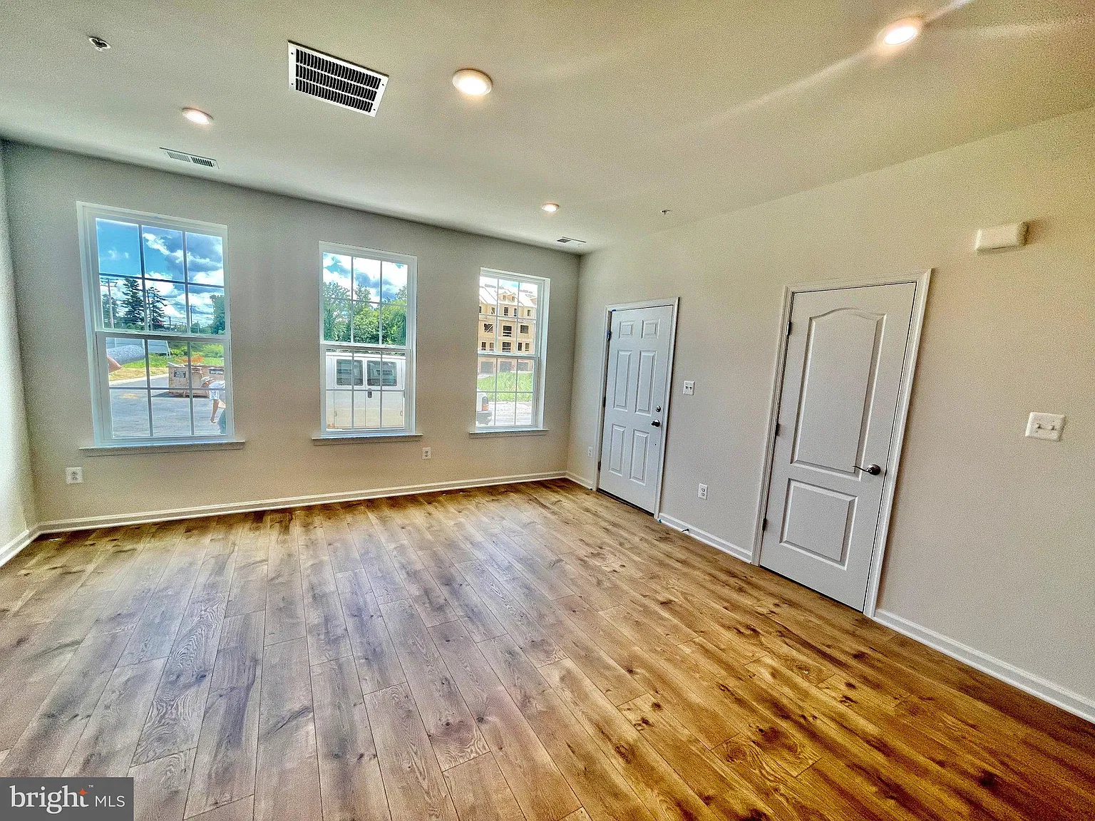 3 bed, 2.5 bath, 1709 sqft, $2,900 — Photo 3