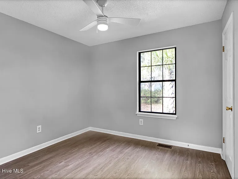 139 Charter Dr — Photo 16