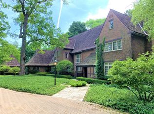 331 N Mayflower Rd, Lake Forest, IL 60045