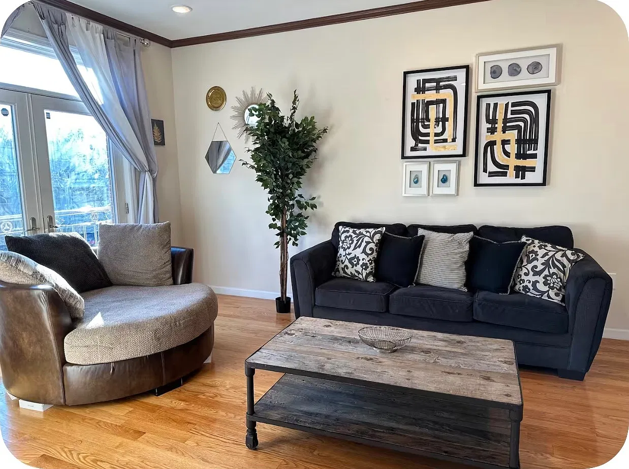 5 bed, 2200 sqft, $4,790 — Photo 2