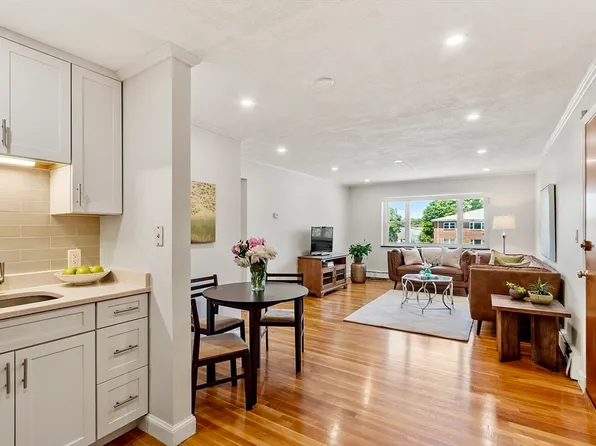 1077 Chestnut St APT 11, Newton, MA 02464