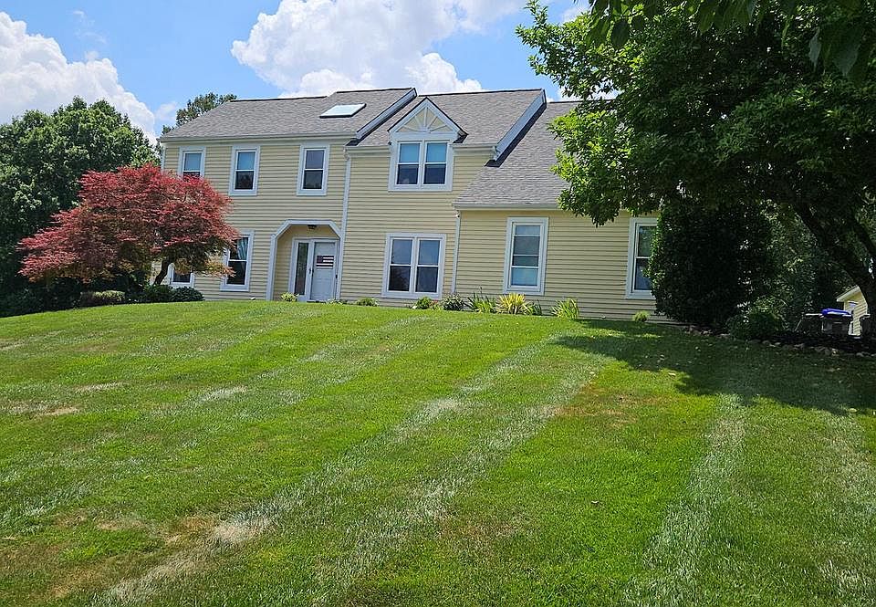 1st image of 422 S Saddlebrook Cir
