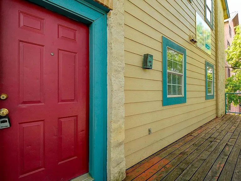 2405 Leon St #201 — Photo 17