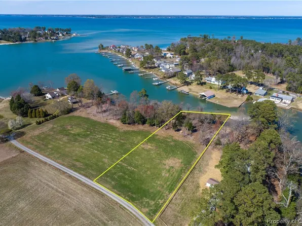 8 Old Camp Ln, Deltaville, VA 23043