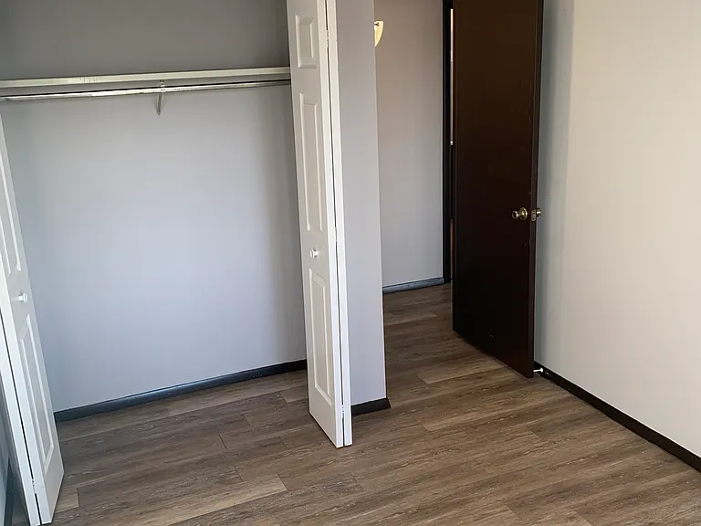 Bristol Court Apartments — Photo 10