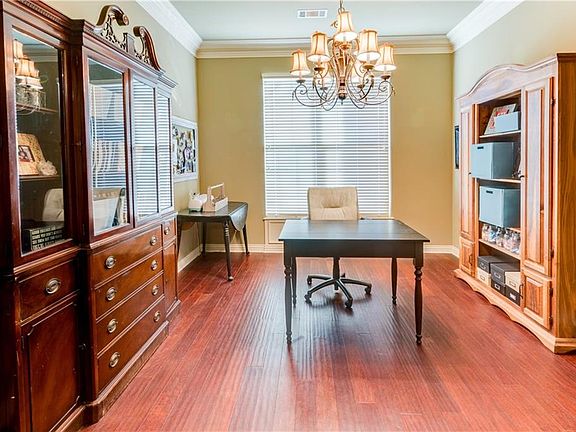 4th image of 2608 Parkway Ln