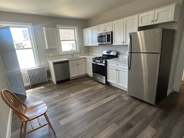 666 Metropolitan Ave APT 3, Hyde Park, MA 02136