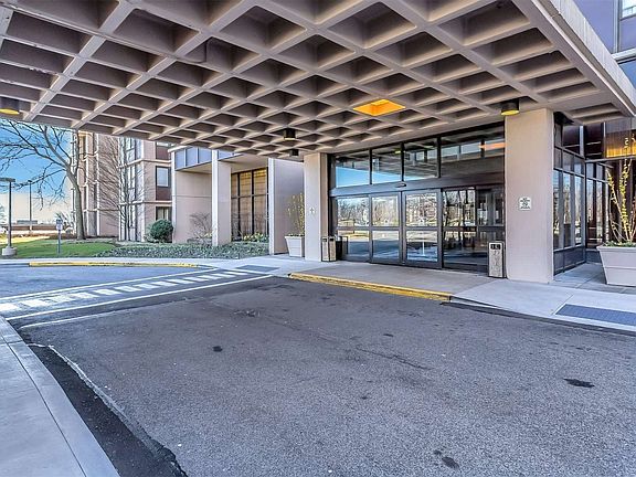 3rd image of 27240 Grand Central Pkwy #3R