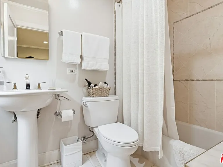 516 S Rimpau Blvd — Photo 36