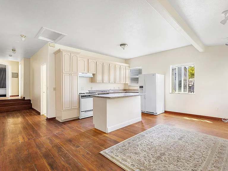 1431 Linden St #B — Photo 3