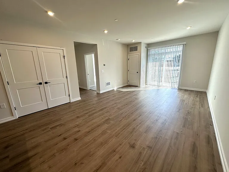 409 West — Photo 23