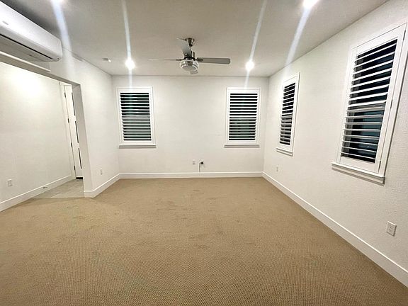 Studio - Air conditioning, Fan, Recess lights, windows with shutters