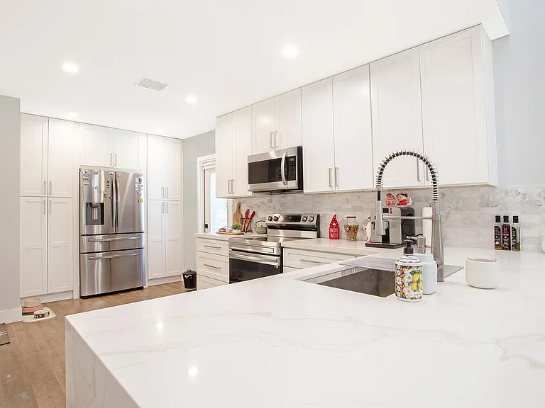 10048 SW 16th St — Photo 1