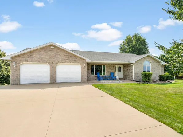 8624 Military Rd, Dubuque, IA 52003