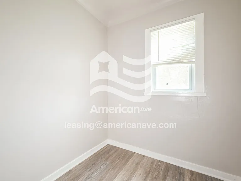 1558571_011_bedroom_11.jpg