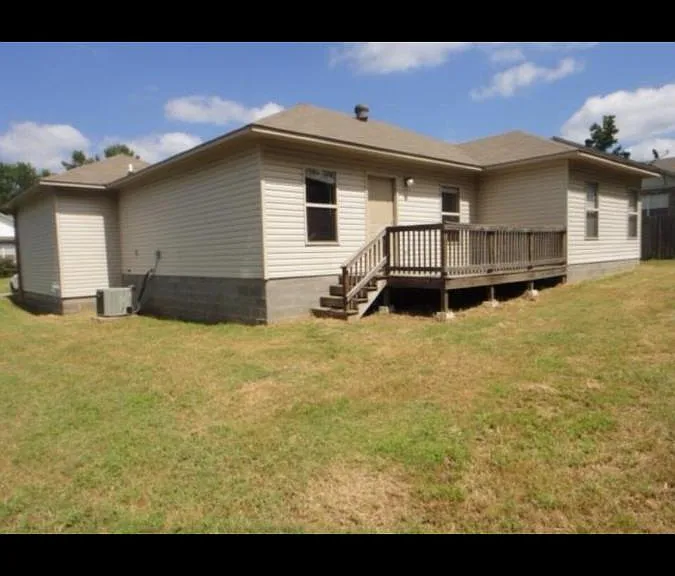 3 Shamsie Dr — Photo 2