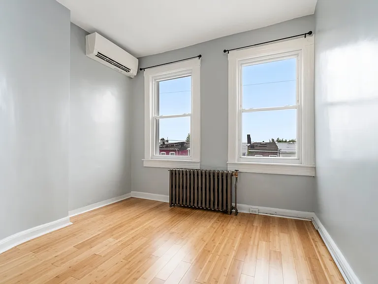 831 Wellington St — Photo 11