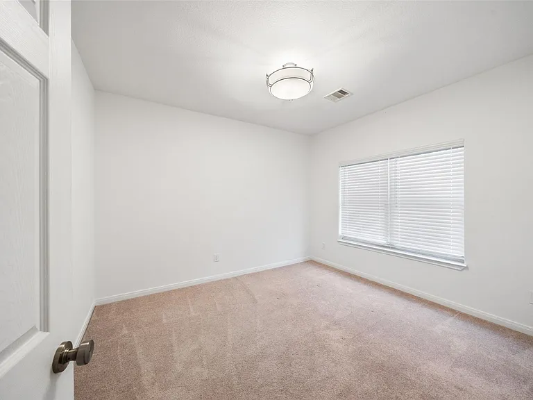 110 Lords Cir — Photo 16