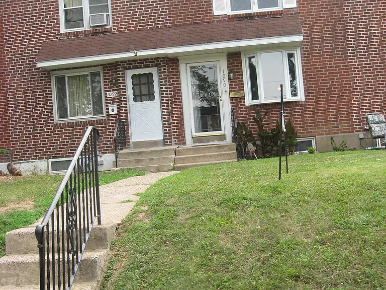 1090 Taylor Dr — Photo 1