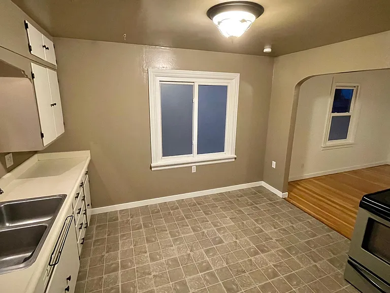 2425 Queen St — Photo 7