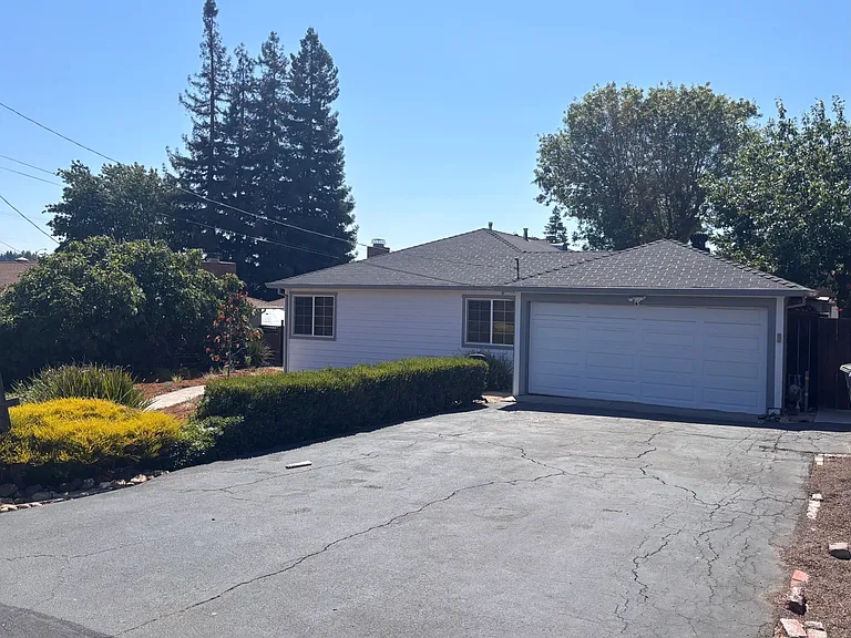 1637 Garnet Ln — Photo 2