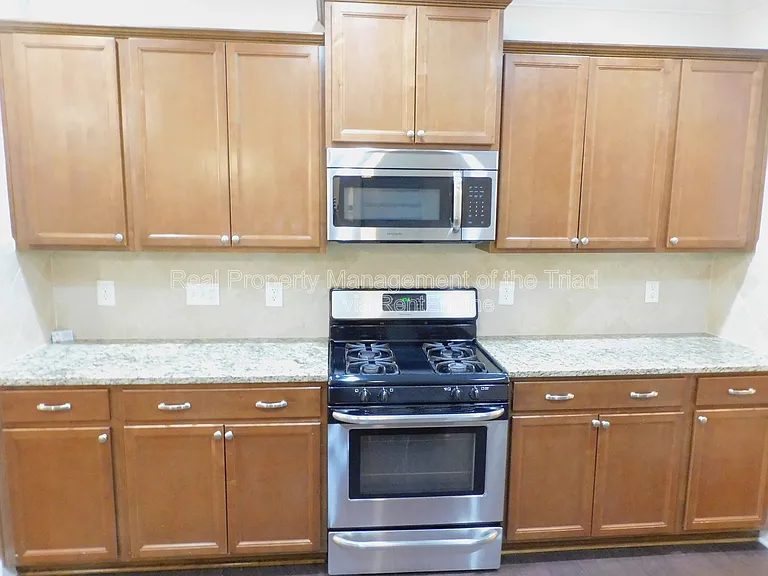 1427 Sawyer Ave — Photo 3