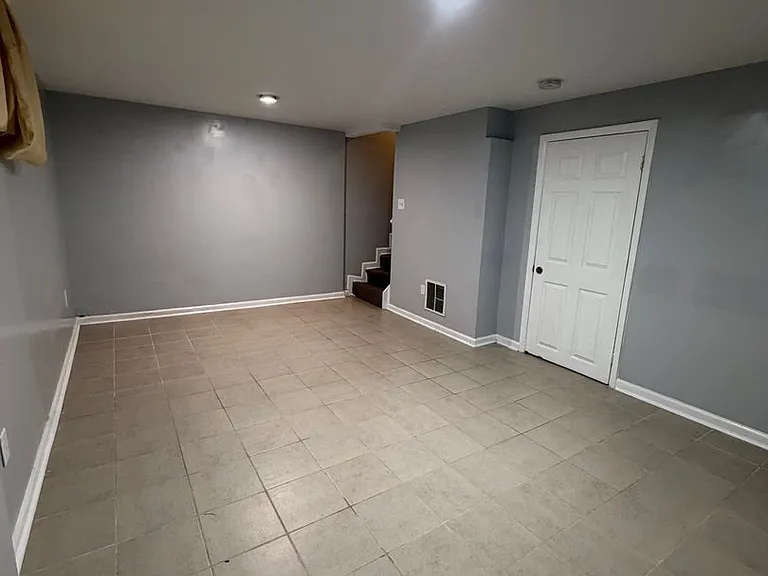 556 Burlington Ct — Photo 24