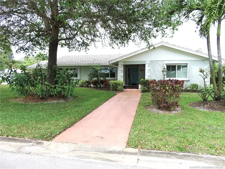 1843 SE Granada Ln — Photo 3