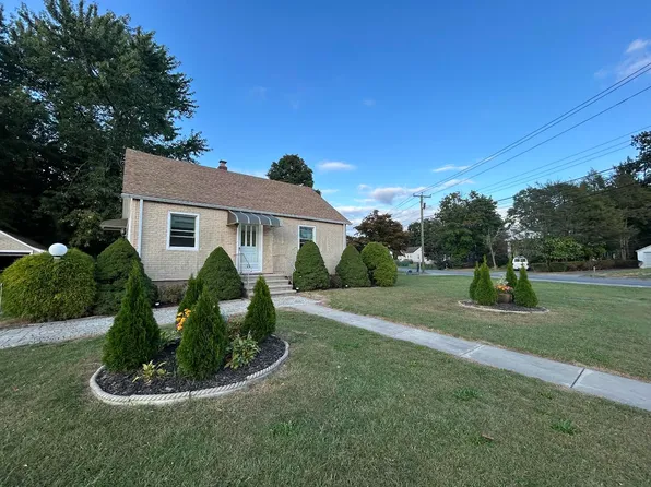 24 Macarthur Rd, North Haven, CT 06473