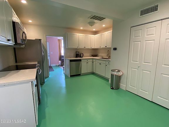 3rd image of 2231 N Swan Rd