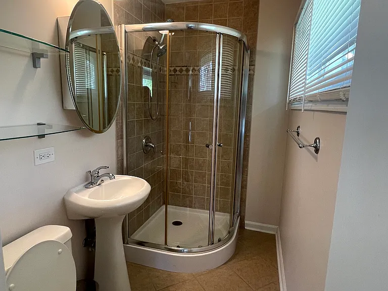 2S525 Lloyd Ave — Photo 6