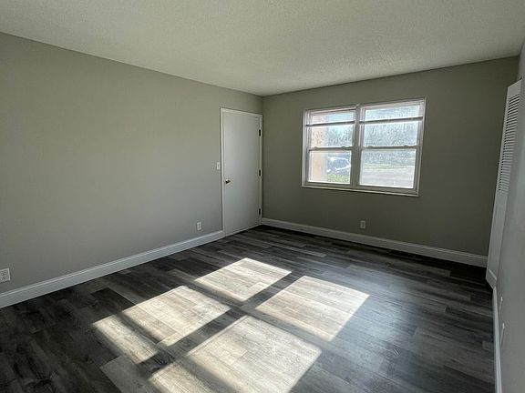 4th image of 905 Manor Dr #4