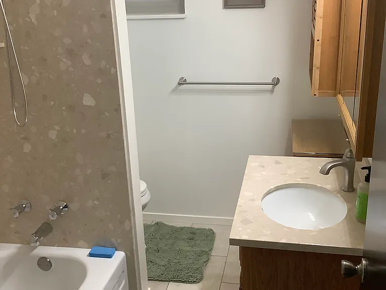 453 Leslie Ave — Photo 9