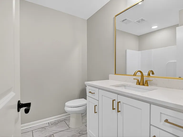 Hall bathroom 2