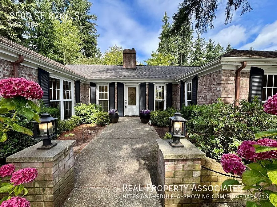 Beautiful 4 Bedroom Home in Mercer Island — Photo 1