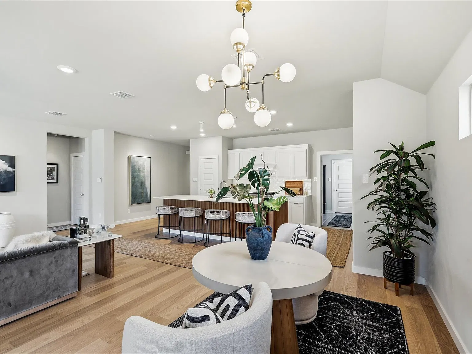 3 bed, 1977 sqft, $2,600 — Photo 1