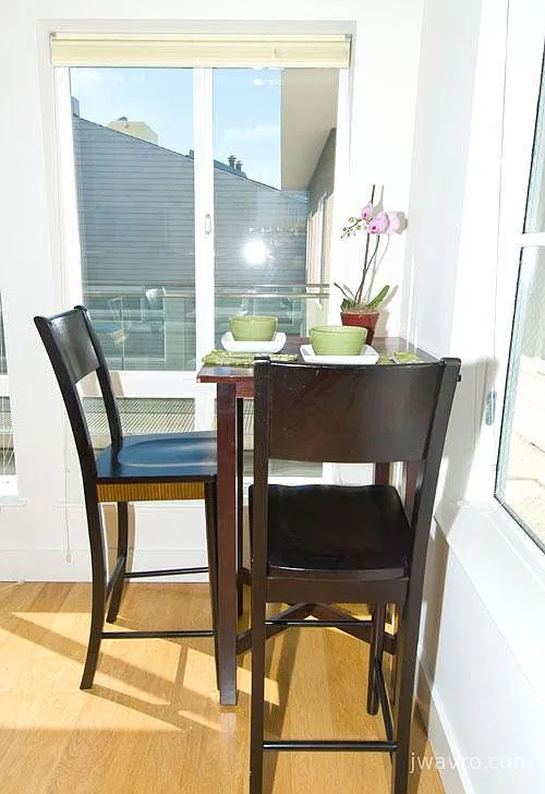 Top Floor, 1 bed, 1 bath with parking — Photo 3