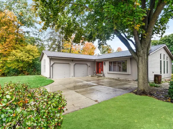 1027 Cherrywood CIRCLE, West Bend, WI 53090