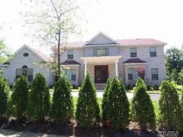 52 Snapdragon Ln, Roslyn Heights, NY 11577