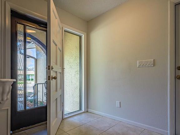 4th image of 10 Fernwood Ln