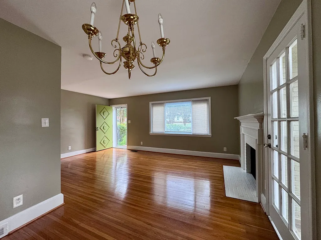 Spacious 4BR Home in Charlotte's Historic McCrorey Heights — Photo 3