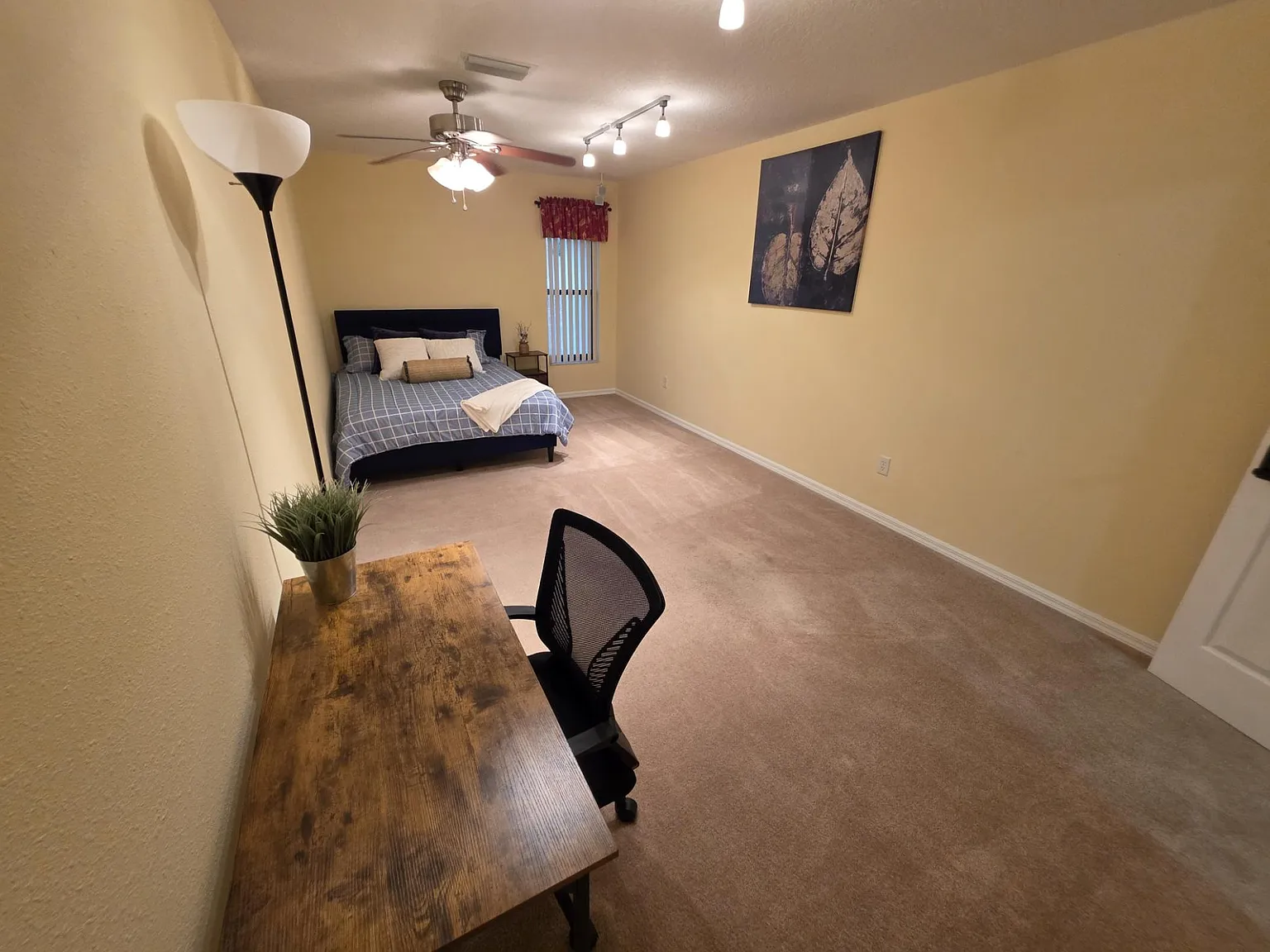 4 bed, 2.0 bath, 2262 sqft, $1,001 — Photo 2