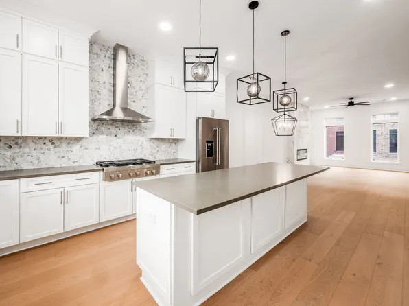 526 Riverfront Ln, Columbus, OH 43201