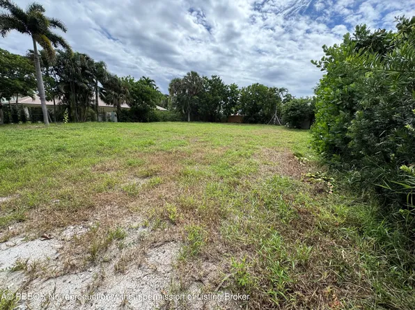 242 E Lakewood Rd, West Palm Beach, FL 33405