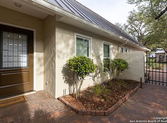 3rd image of 9 Campden Cir