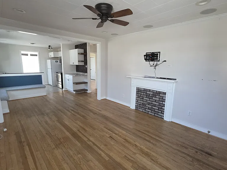 304 N River Rd — Photo 15