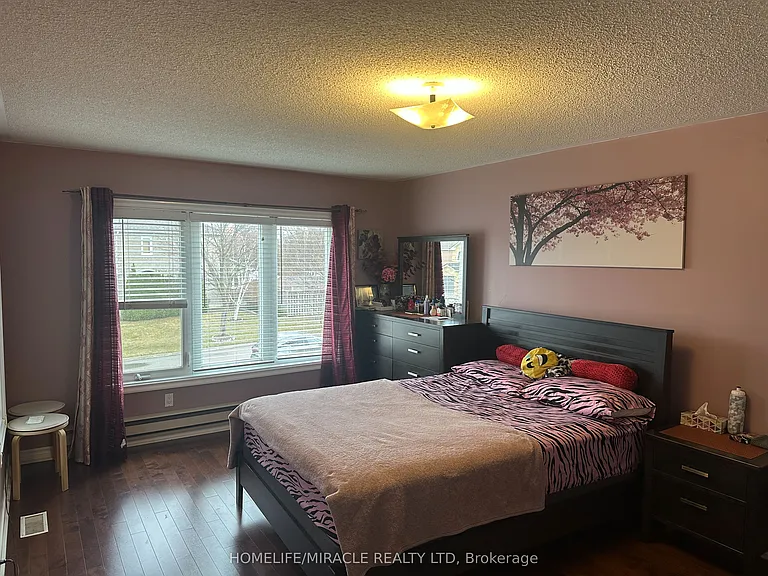 7200 Harding Cres — Photo 16