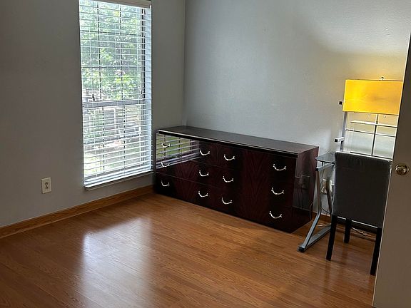 5th image of 613 Carriagehouse Ln APT 7
