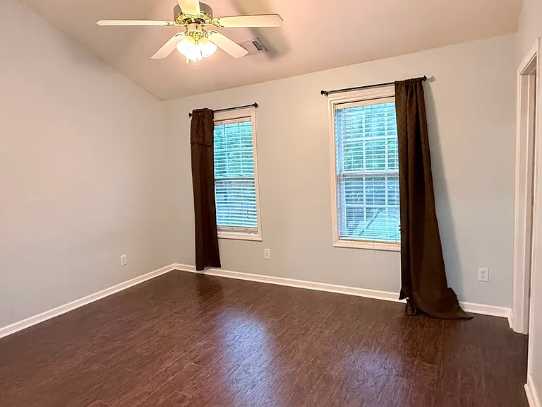 215 Galecrest Dr — Photo 14