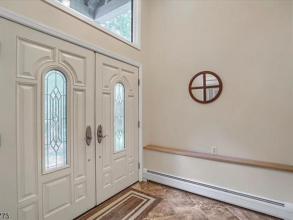 4th image of 18 Cheshire Ln